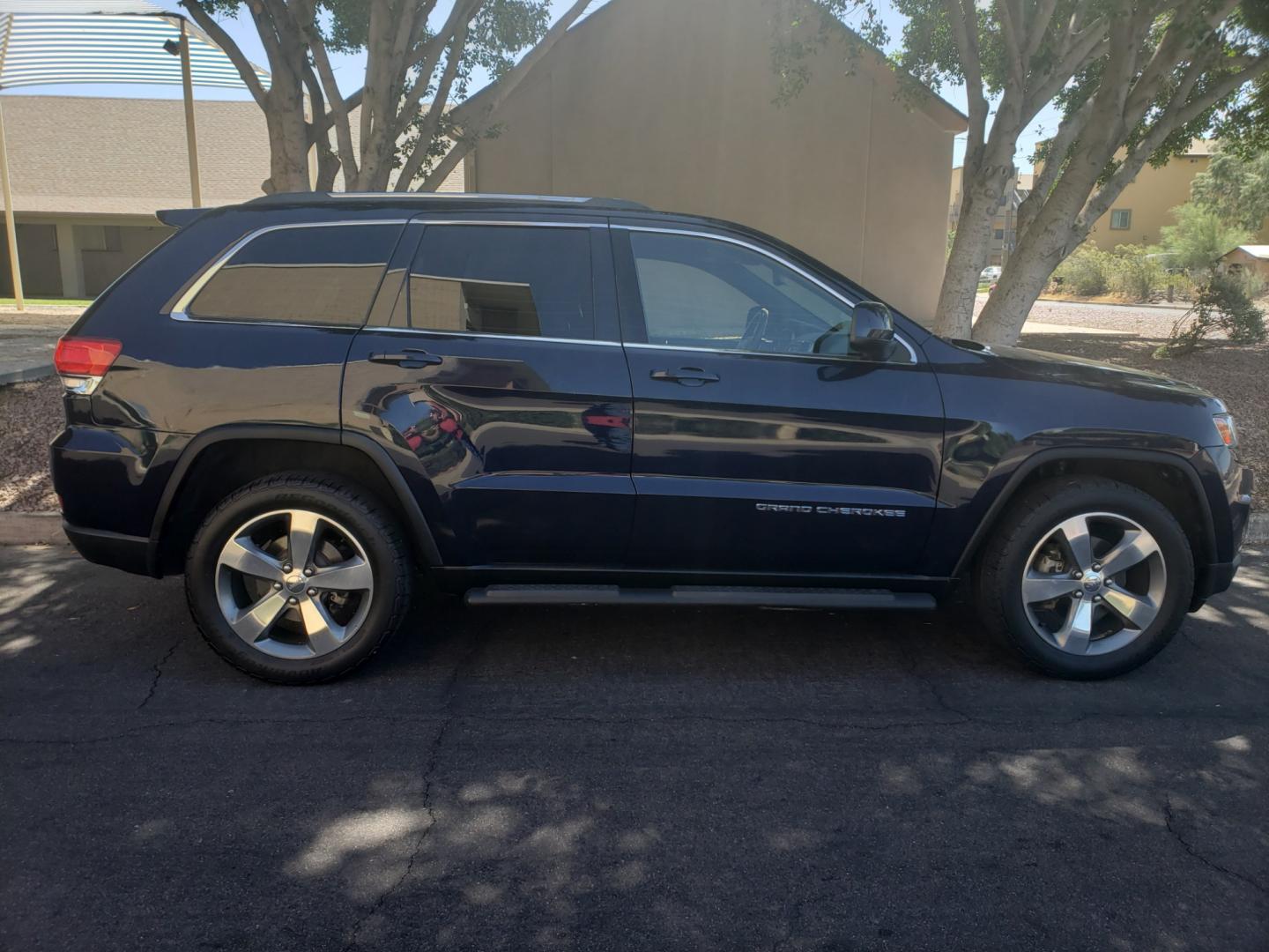 2014 /black Jeep Grand Cherokee laredo (1C4RJFAGXEC) with an 3.6L V6 DOHC 24V engine, 8 speed 4x4 transmission, located at 323 E Dunlap Ave., Phoenix, AZ, 85020, (602) 331-9000, 33.567677, -112.069000 - 2014 Jeep Grand Cherokee Laredo,......EXCELLENT condition,...... Ice Cold A/C front and rear, Clean Black interior with black cloth seats in near perfect condition, New brakes, Tune up, Touch scrren Stereo/CD player, satellite compatible, Phone sync, Bluetooth, This suv is gorgeous inside and out, I - Photo#4